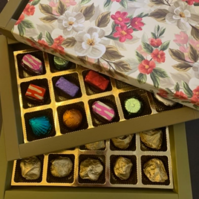 attachment-https://taubys.com/wp-content/uploads/2022/10/Green-Floral-box-15-Assorted-chocolates-Rs-325.png